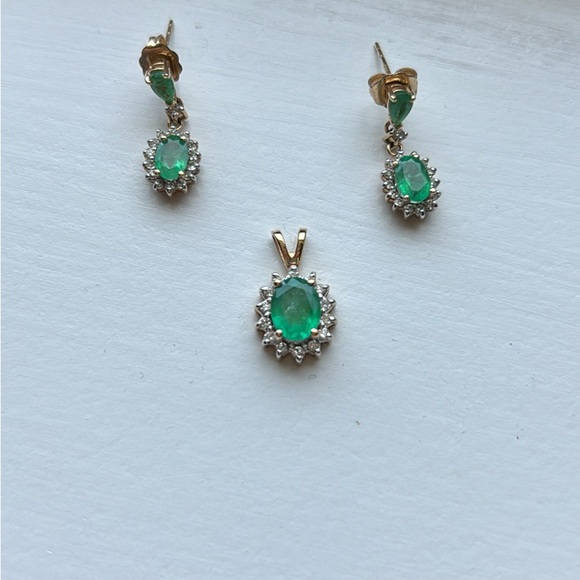 14K gold natural emerald pendant and earrings set - Picture 6 of 7